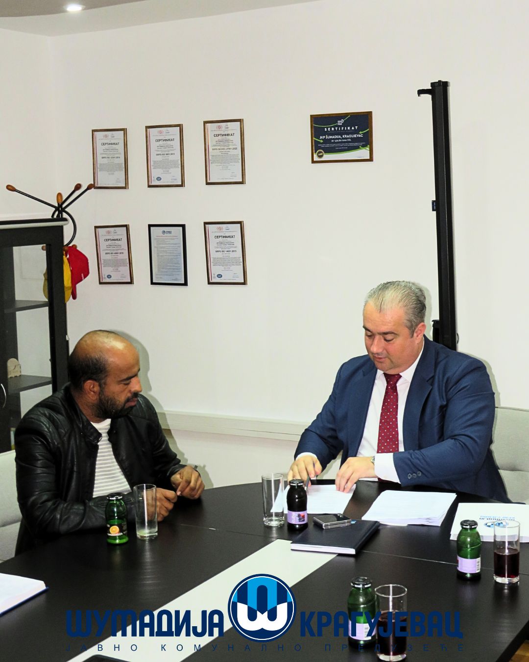 Direktor JKP Šumadija Kragujevac uručio Ugovor na neodređeno zaposlenom nakon 15 godina rada 