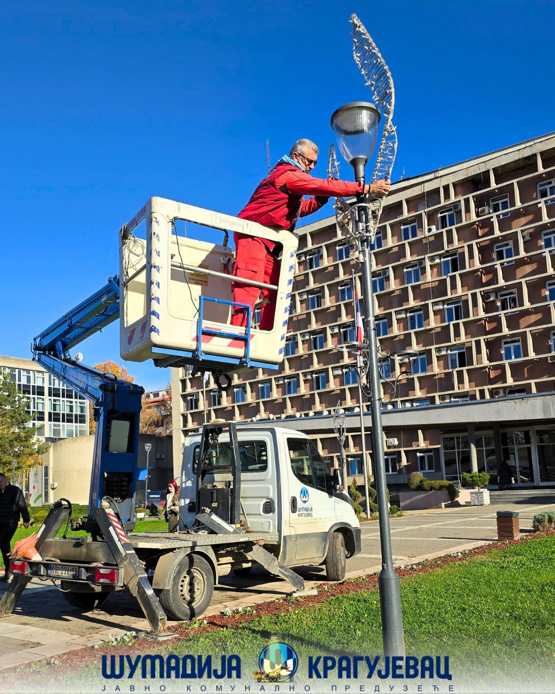 Počelo postavljanje novogodišnje rasvete u gradu