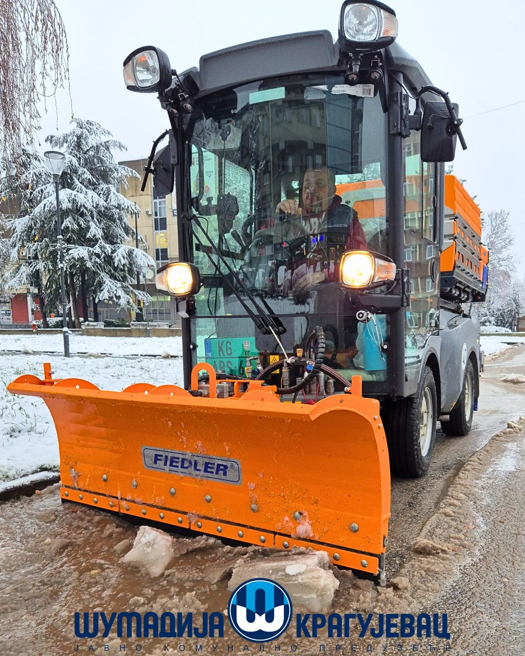 JKP Šumadija Kragujevac intenzivno vrši uklanjanje snega sa javnih površina